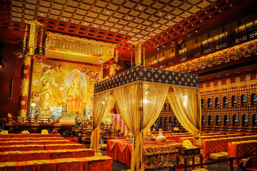 Intérieur richement décoré d’un temple bouddhiste avec statues dorées