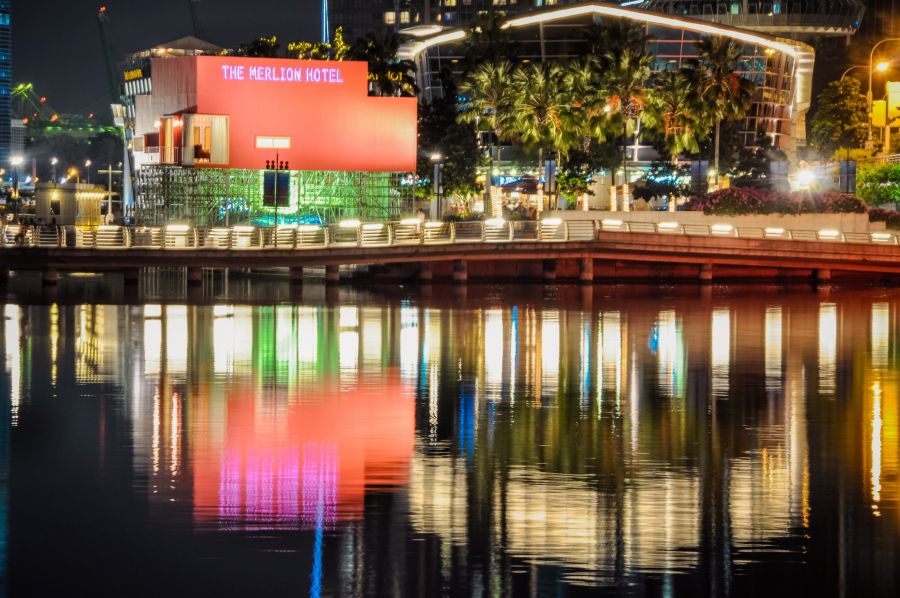 Hôtel Merlion illuminé, reflets nocturnes sur l’eau à Singapour