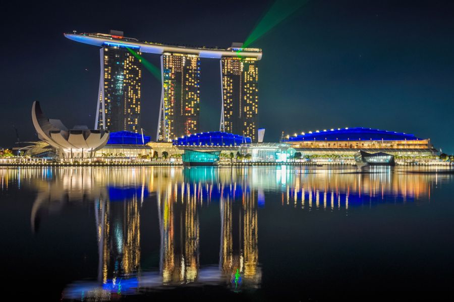 Marina Bay Sands illuminé la nuit, reflets sur l’eau