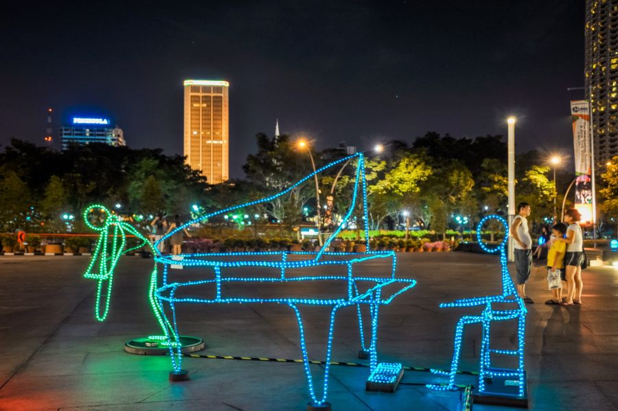 Sculpture lumineuse de piano dans un parc urbain nocturne