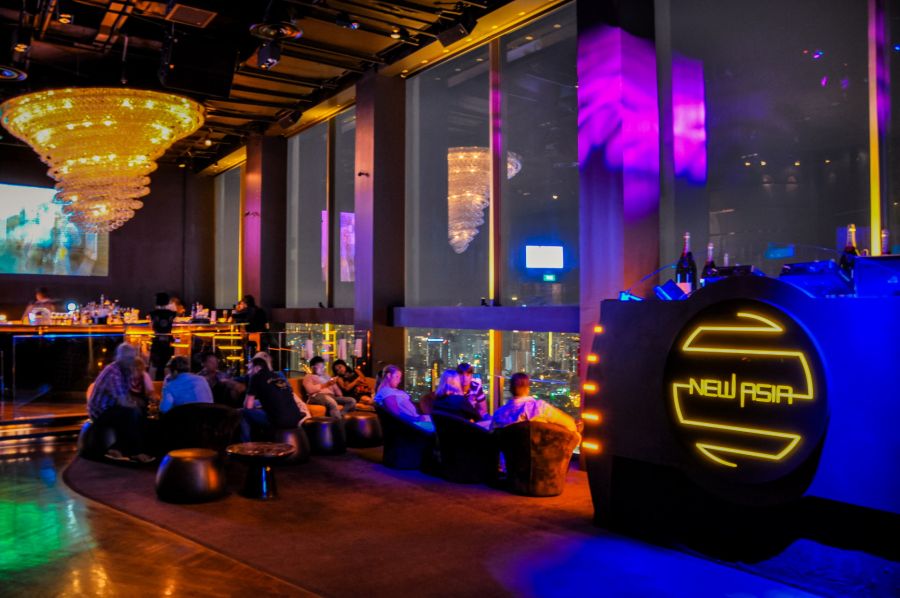Lounge nocturne New Asia, lustres et vue urbaine panoramique