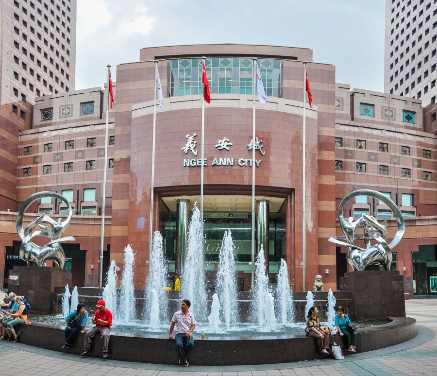 Entrée de Ngee Ann City avec fontaines à Singapour