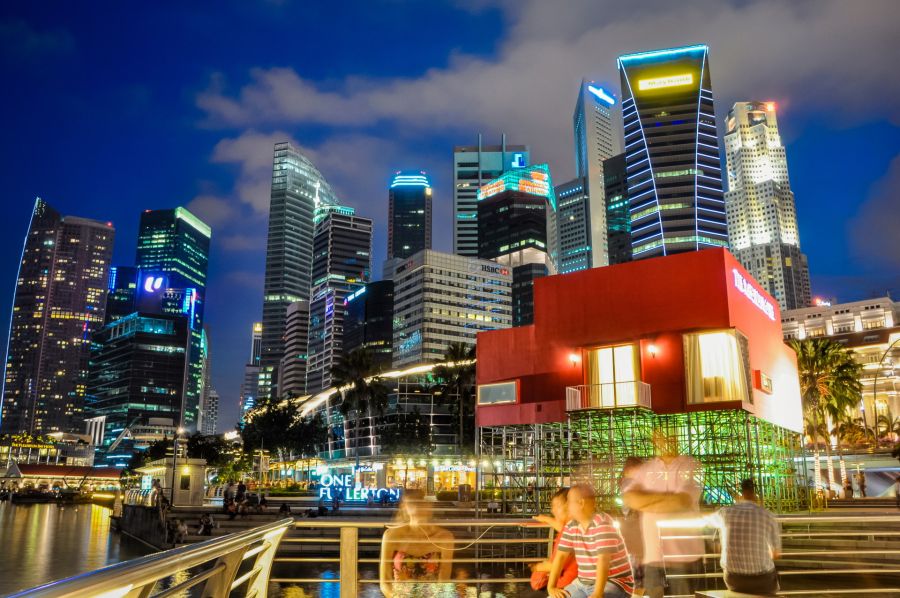 Gratte-ciel illuminés de Singapour la nuit, près du front de mer