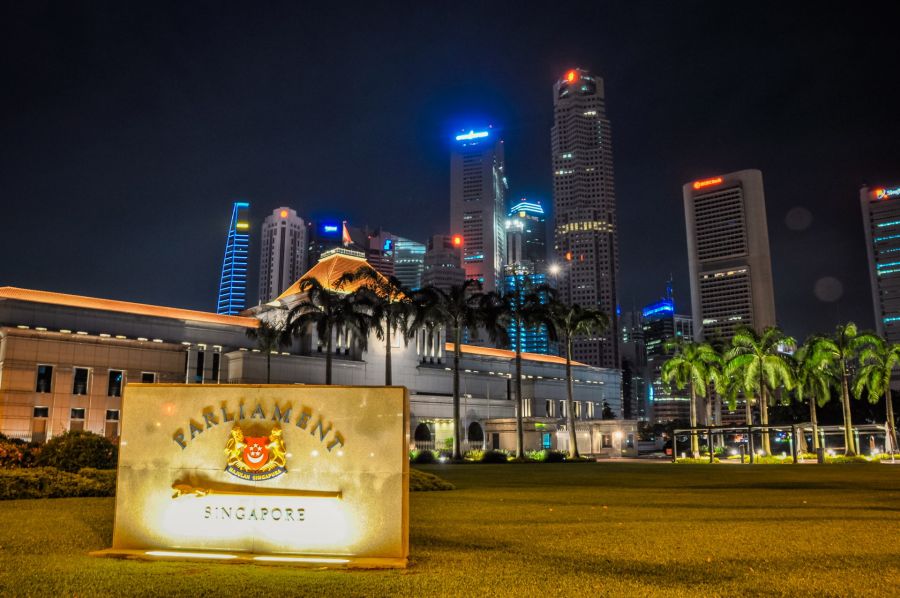 Parlement de Singapour illuminé devant les gratte-ciel nocturnes