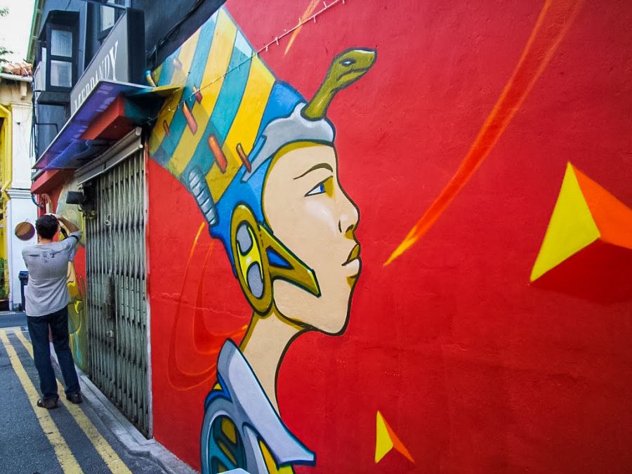 Fresque colorée de profil égyptien dans une ruelle