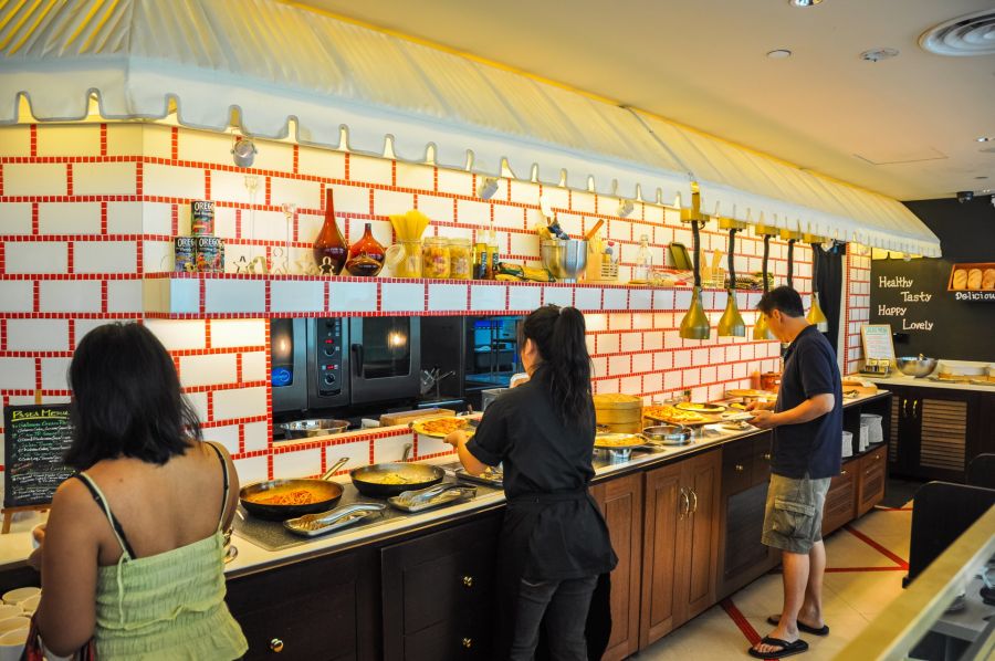 Clients se servant au buffet chaud d’un restaurant.