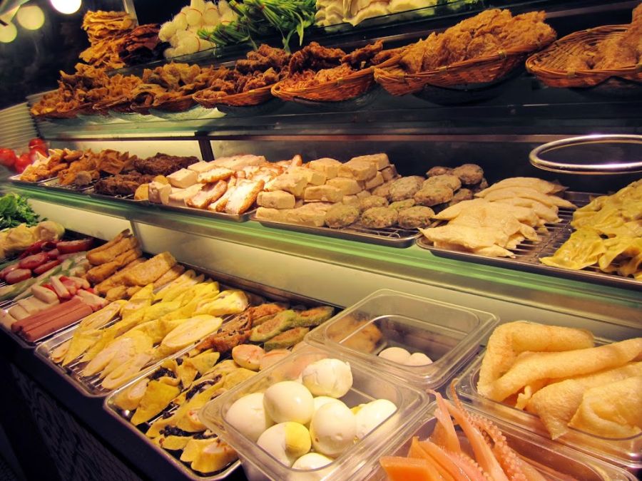 Étalage de spécialités asiatiques dans une vitrine de marché