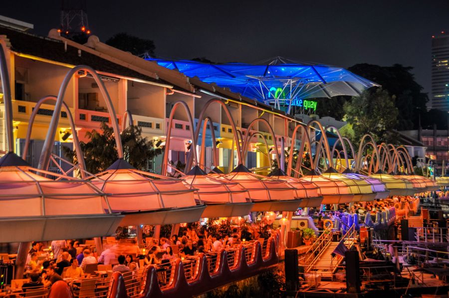 Quais animés de Clarke Quay illuminés la nuit, Singapour