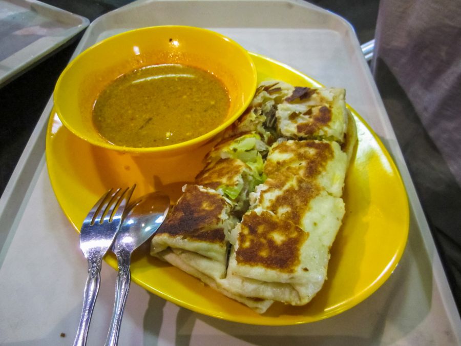 Crêpes salées grillées avec bol de soupe sur plateau