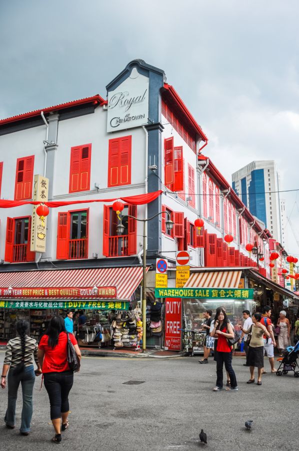 Rue animée de Chinatown avec façades rouges et lanternes