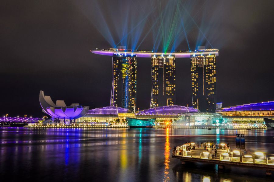 Marina Bay Sands illuminé de nuit à Singapour