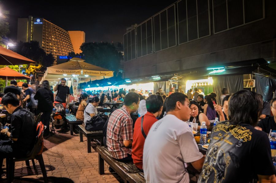 Foule dînant au marché nocturne Makansutra Gluttons Bay