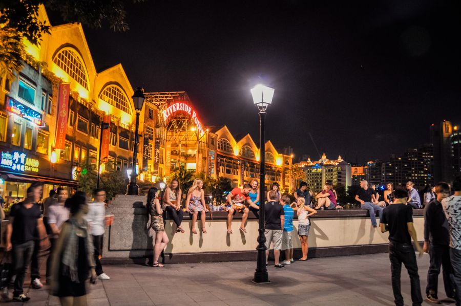Foule nocturne devant Riverside Point illuminé à Guangzhou