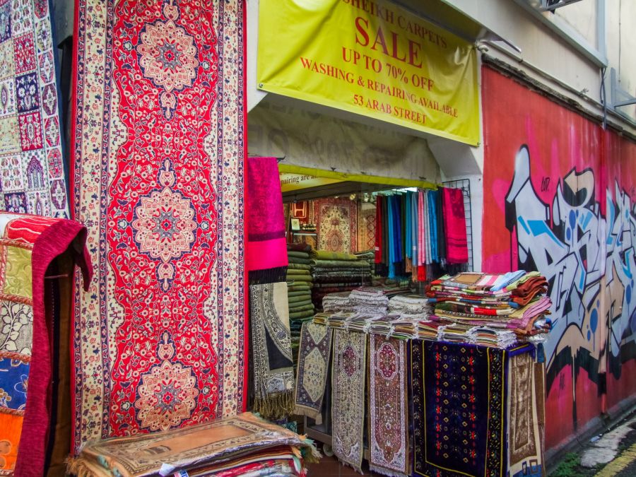 Devanture de magasin de tapis colorés avec graffiti