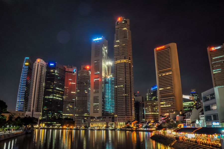 Gratte-ciel illuminés de Singapour la nuit au bord de l’eau