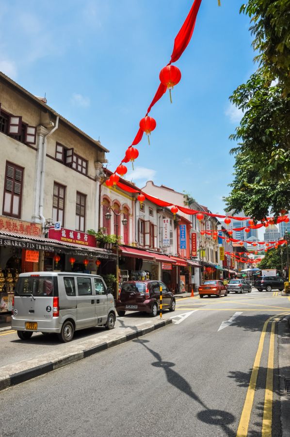 Rue de Chinatown ornée de lanternes rouges suspendues