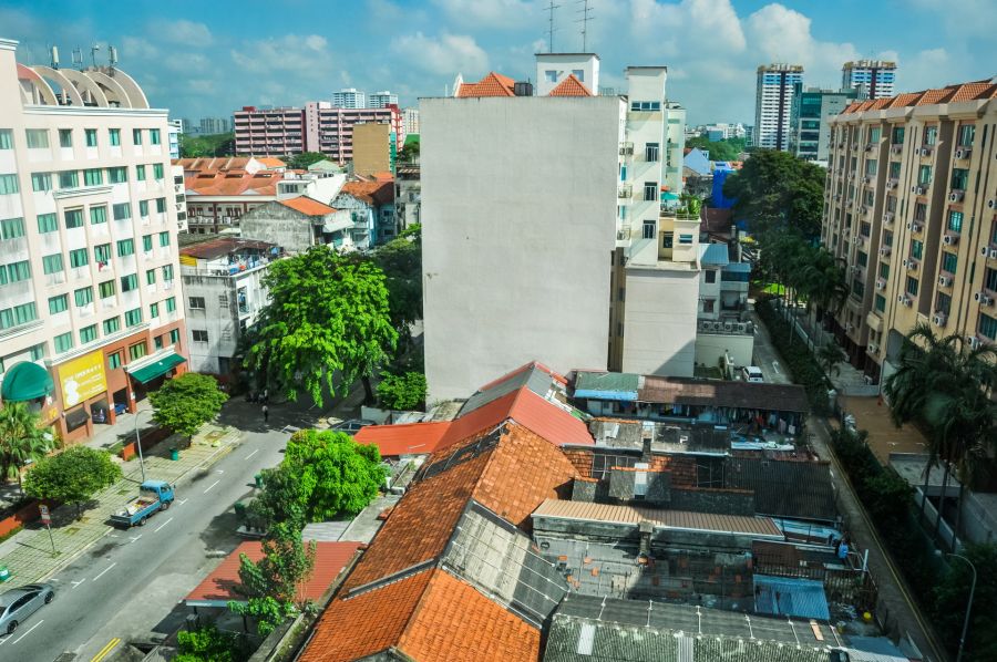 Vue urbaine avec immeubles, toits rouges et arbres