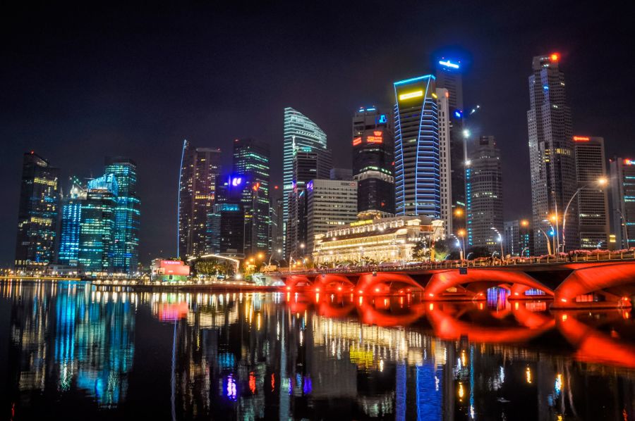 Gratte-ciel de Singapour illuminés et pont rouge nocturne