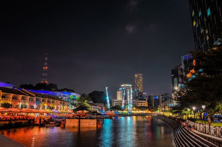 Quais de Clarke illuminé de nuit, Singapour