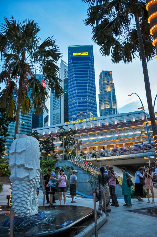 Hôtel Fullerton et gratte-ciel de Singapour au crépuscule