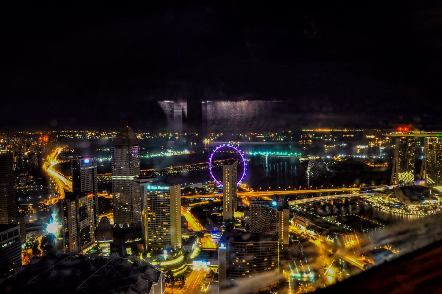 Vue nocturne de Singapour avec grande roue illuminée