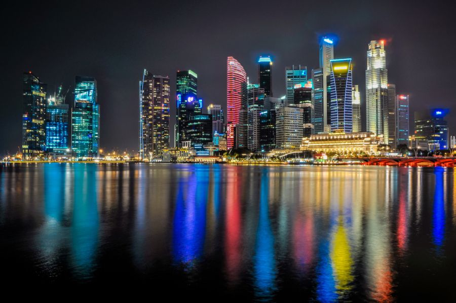 Gratte-ciel illuminés de Singapour se reflétant dans l’eau nocturne