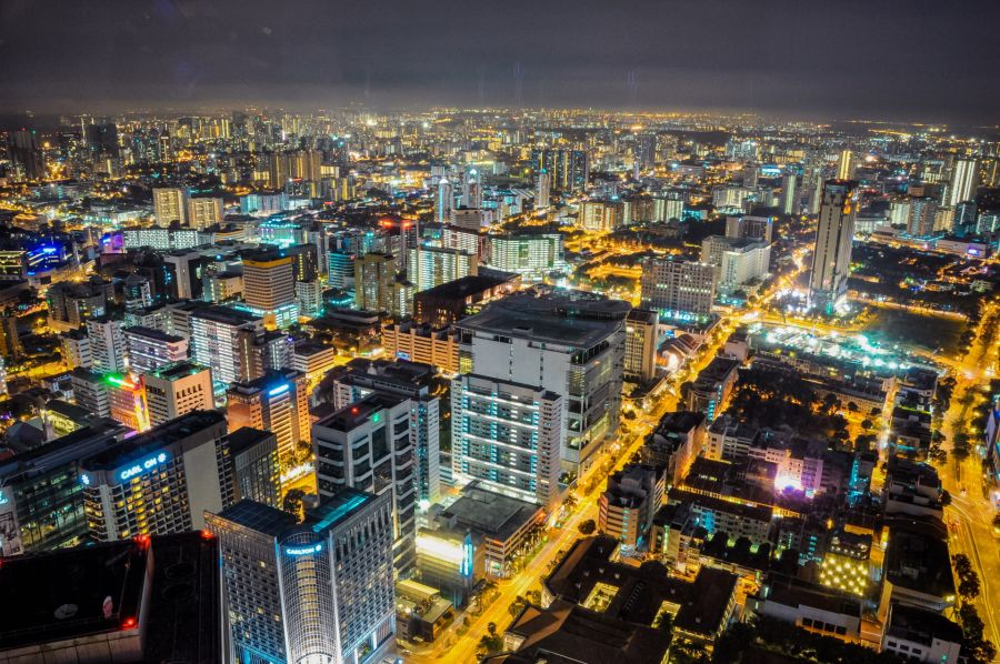 Vue nocturne panoramique d’une métropole illuminée