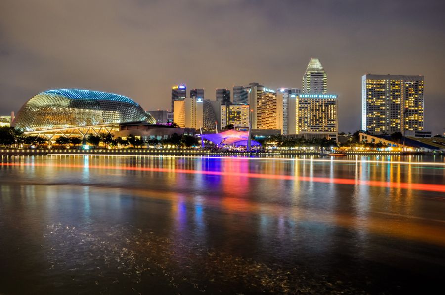 Skyline nocturne de Singapour, reflets lumineux sur l’eau