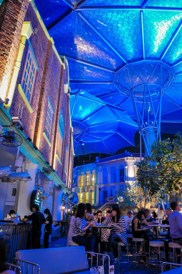 Restaurant animé sous verrière bleue illuminée