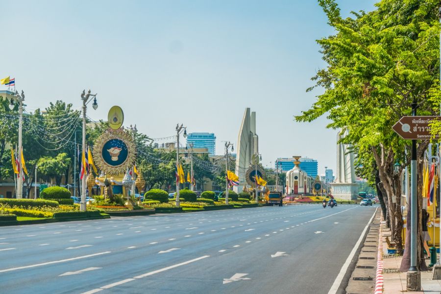 Avenue Samranrat décorée de drapeaux à Bangkok
