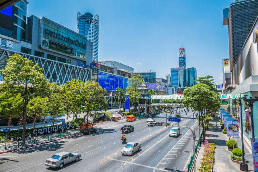 Avenue animée devant CentralWorld à Bangkok, avec gratte-ciel