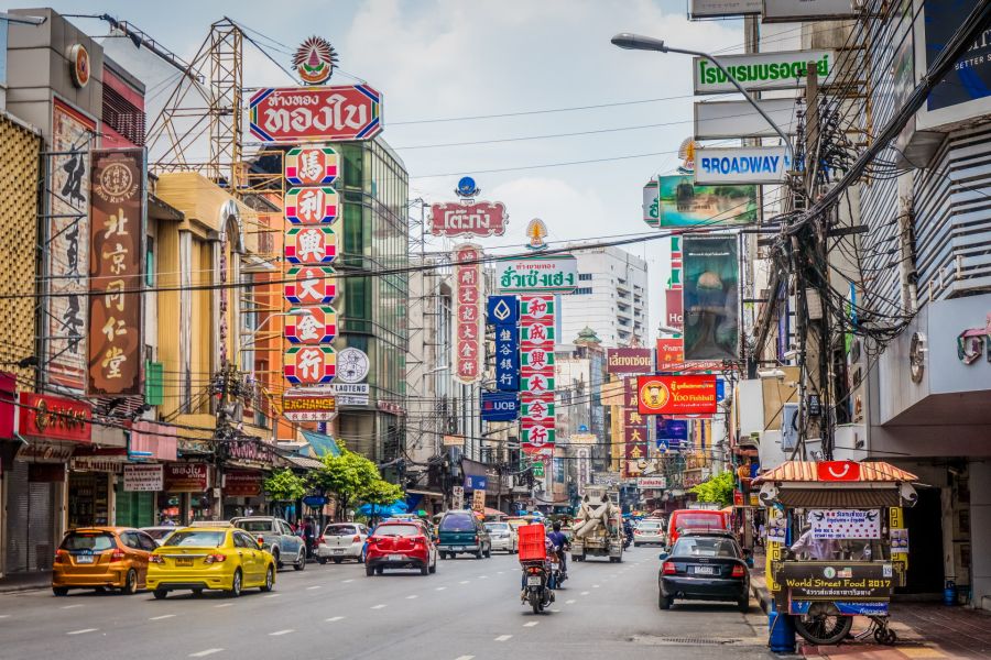 Rue animée de Chinatown à Bangkok, Thaïlande