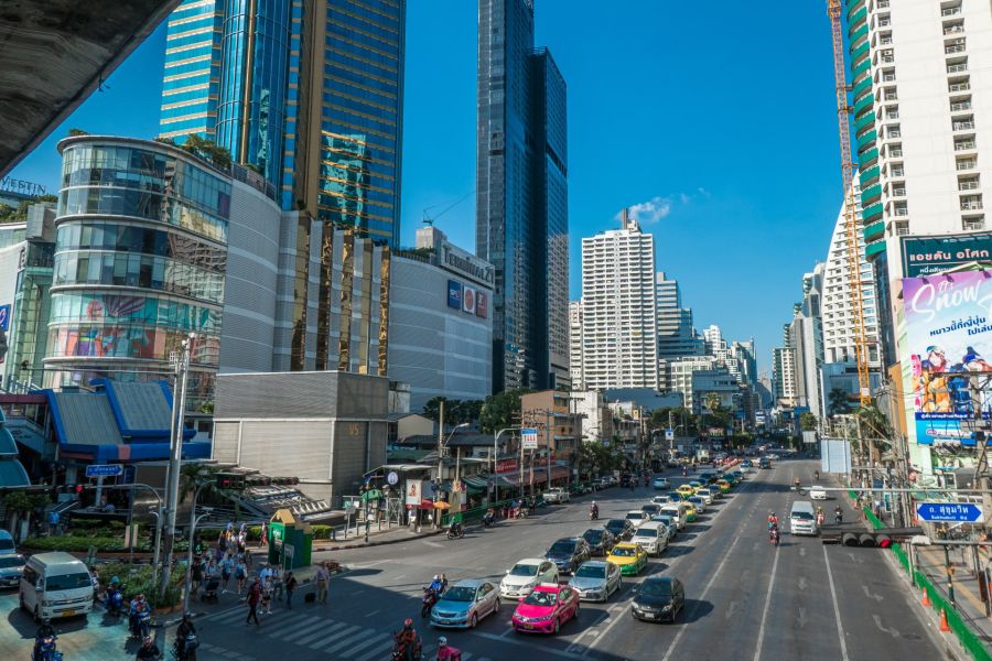 Circulation dense sur Sukhumvit Road à Bangkok, entourée de gratte-ciel