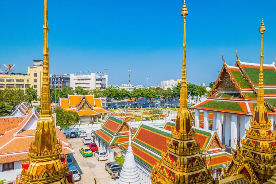 Temple thaïlandais aux flèches dorées sous ciel bleu