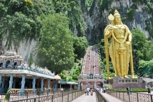 Giant statue of Murugan, 272 steps and shrines carved into the rock: a visit to the Batu Caves, one of the most remarkable sites around Kuala Lumpur.