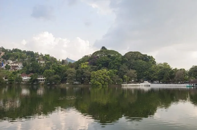 kandy lake shore - sri lanka