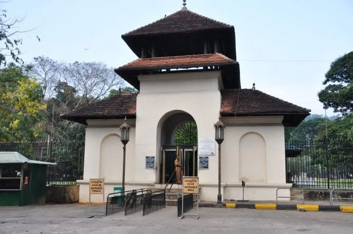 entrance temple of the tooth - kandy