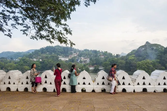 locals enjoying the setting around kandy lake