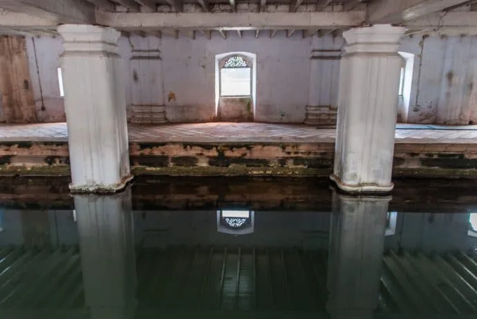interior queen bath - kandy lake - sri lanka