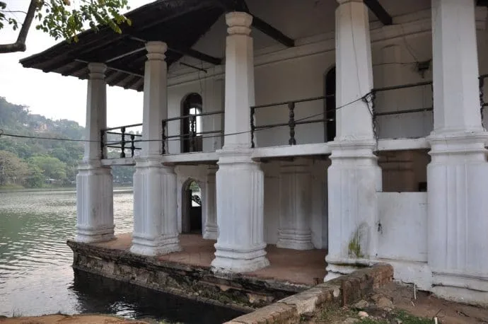 queens bath kandy lake - sri lanka