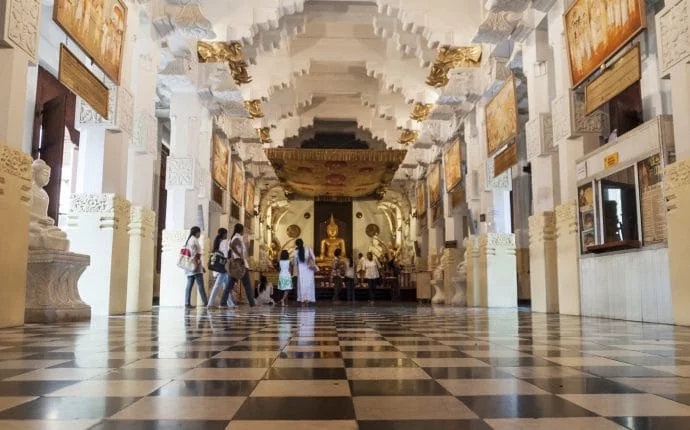 temple of the tooth - kandy - sri lanka