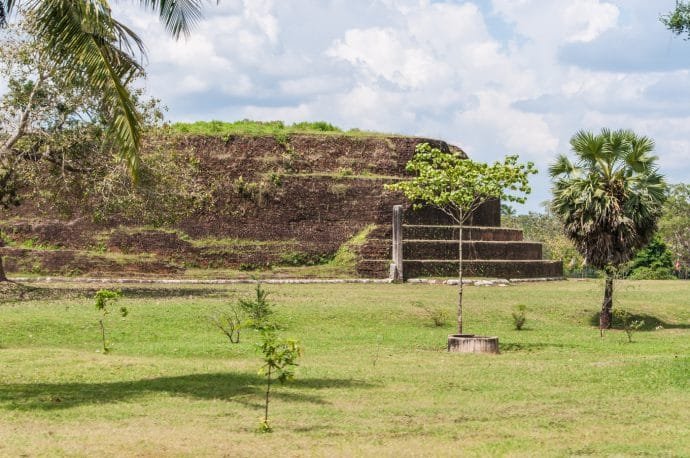 stupa dakkhina - anuradhapura - sri lanka