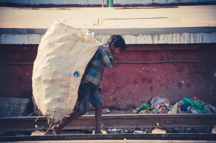 young ragpicker varanasi station - india