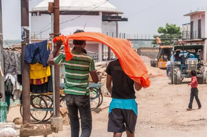Locals protect themselves from the heat in Varanasi - India