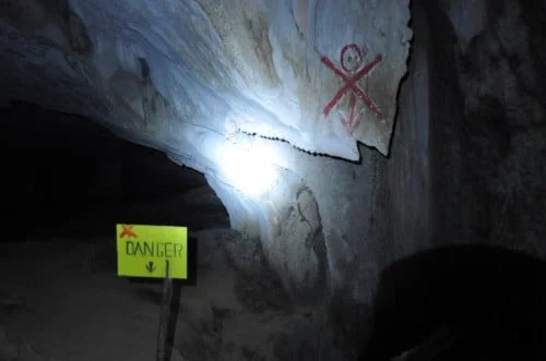 Watch your step, at this point there is a hole just big enough for one person and above all very deep, as the sign kindly indicates, be careful not to fall in!