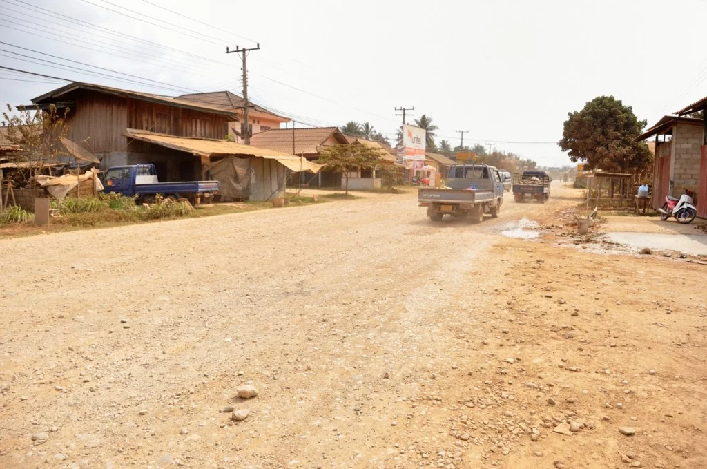 the road crossing vang vieng
