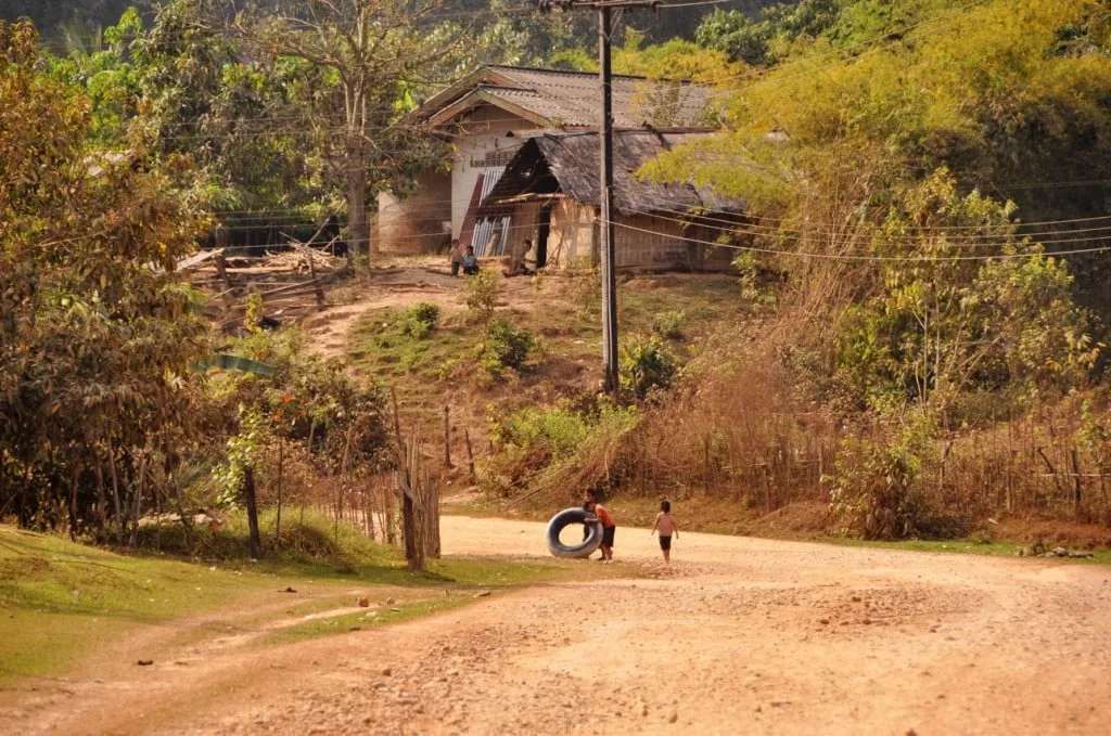 red dirt road vang vieng