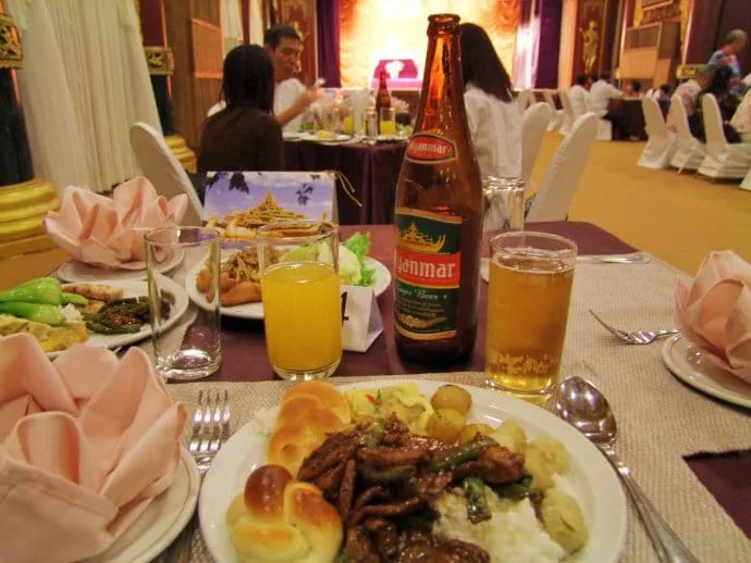 restaurant Karaweik Hall Yangon 2008 - Myanmar