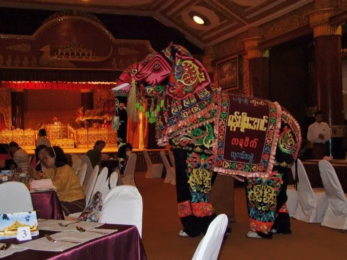 restaurant Karaweik Hall Yangon 2008 - Myanmar