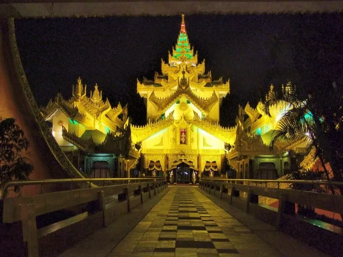 restaurant Karaweik Hall Yangon 2008 - Myanmar